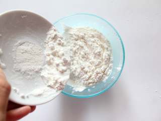芒果牛奶雪花糕,另一部分牛奶和玉米淀粉混合，目的防止玉米淀粉结块