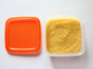 芒果牛奶雪花糕,做好的芒果牛奶糊倒入容器里，放冰箱冷藏1个小时