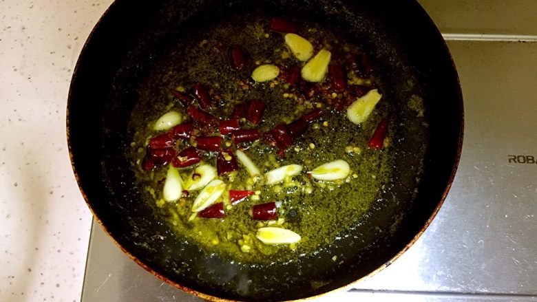 宫保虾仁,倒出锅中多余的油，留一部分就好。待油热就可以放入干辣椒段、花椒、蒜片、姜末炒出香味。