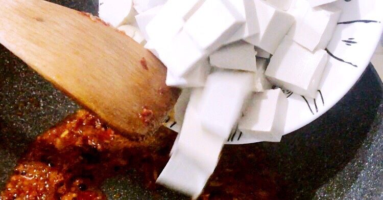 家常版麻婆豆腐,将切好的豆腐放进锅里