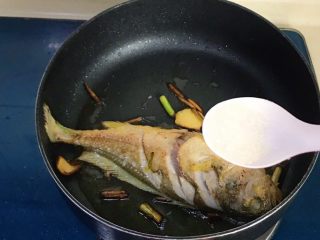 幸福的味道-红烧黄鱼,两面煎至金黄，放半勺白糖