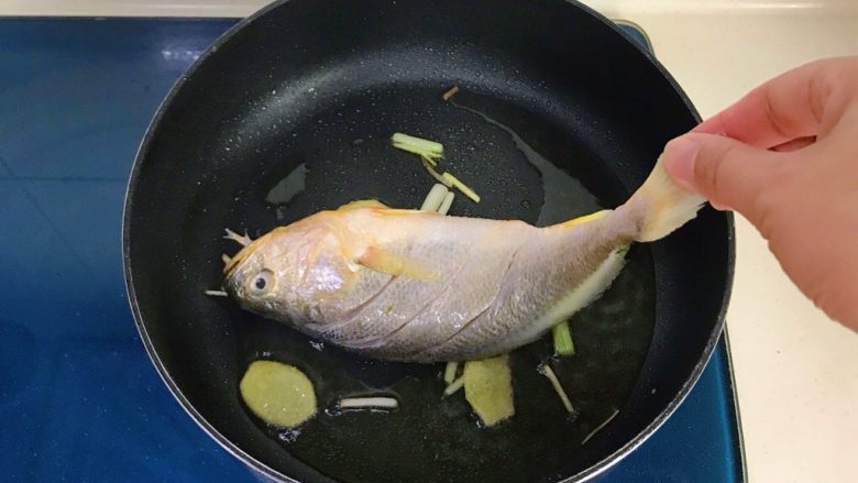 幸福的味道-红烧黄鱼,把鱼放入锅里
