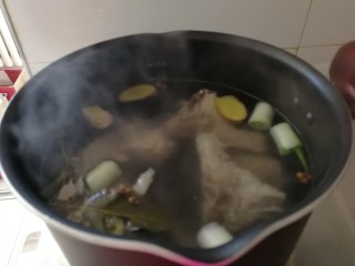 冬瓜桂圆大枣排骨汤,烧开锅下猪脊骨，加点盐和白醋。