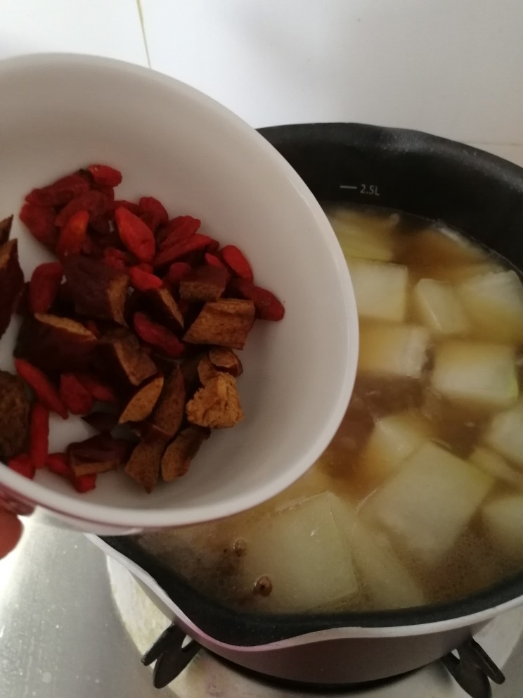 冬瓜桂圆大枣排骨汤,冬瓜熟了加枸杞和一个切碎的一个大枣