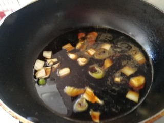 冬瓜桂圆大枣排骨汤,油热加入葱姜蒜沫，加红烧酱油（要半小碗）