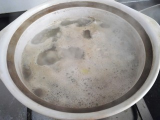 酸甜排骨,等锅内水沸腾出沫