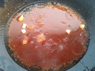 酸甜排骨,放入番茄酱、生抽、蒜末、白糖煸炒香