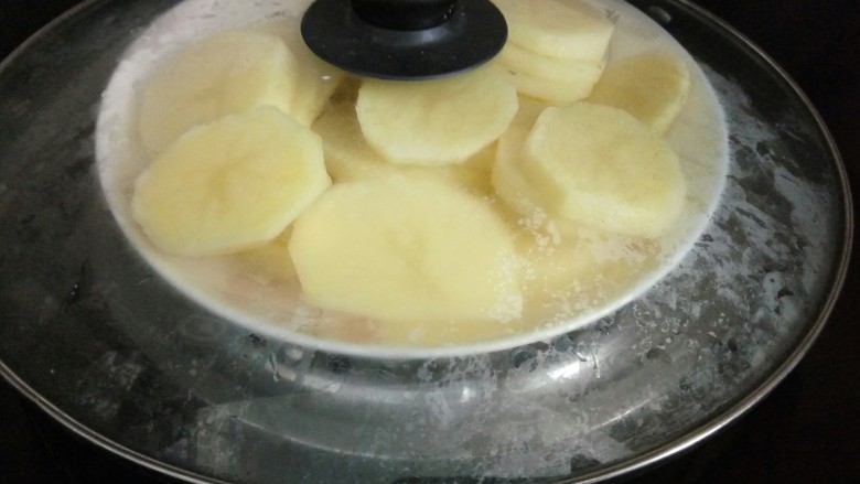圆土豆+肉末火腿丁土豆泥,上锅蒸10分钟