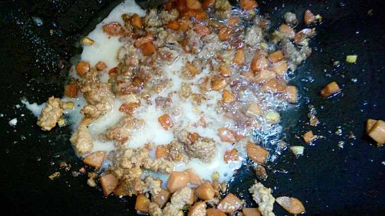 圆土豆+肉末火腿丁土豆泥,倒入锅里勾芡，炒匀肉末即可出锅
