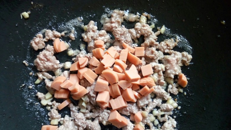圆土豆+肉末火腿丁土豆泥,加入火腿肠丁一起炒
