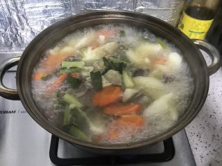 胡萝卜山药炖羊肉汤,炖至锅内食材熟透，给盐调味