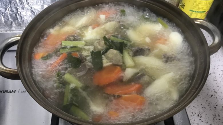 胡萝卜山药炖羊肉汤,炖至锅内食材熟透，给盐调味