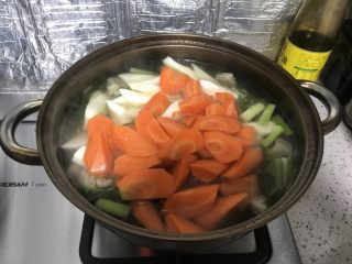 胡萝卜山药炖羊肉汤,待到羊肉七分熟后，下入胡萝卜，山药，继续中火炖煮