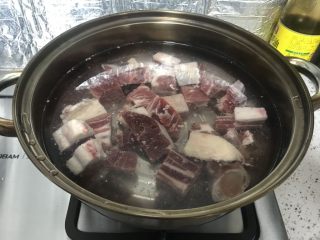 胡萝卜山药炖羊肉汤,冷水下锅，大火