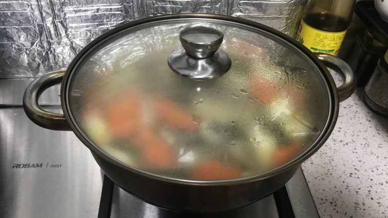 胡萝卜山药炖羊肉汤,继续用小火煨5分钟
