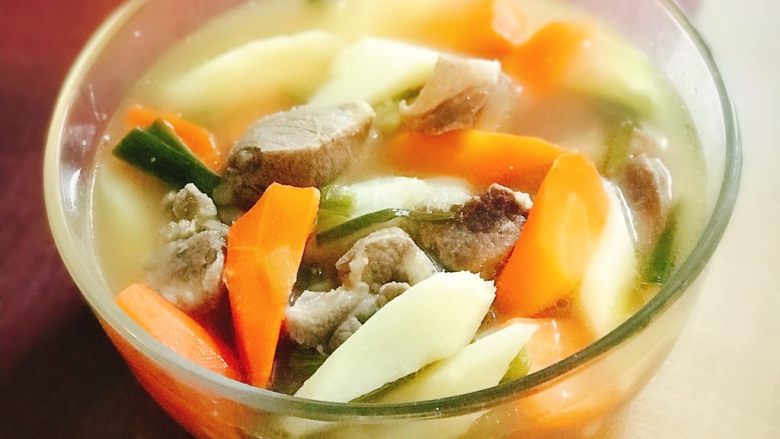 胡萝卜山药炖羊肉汤,香喷喷