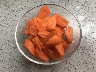 胡萝卜山药炖羊肉汤,将胡萝卜切成滚刀状