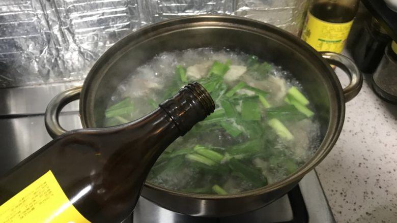 胡萝卜山药炖羊肉汤,水开后，倒入料酒，转中火炖煮
