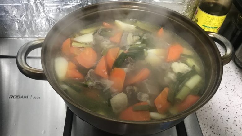 胡萝卜山药炖羊肉汤,关火