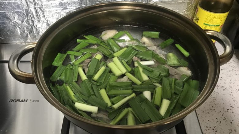 胡萝卜山药炖羊肉汤,重新入锅，添加没过羊肉的热水，下蒜姜，大火煮开