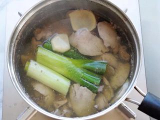 盐水鸡肝,下鸡肝，烧煮10分钟，直至鸡肝没有血水渗出。在烧煮过程中撇沫。烧好后捞出鸡肝。