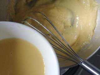 咖啡蛋糕卷,在步骤四完成的黄油面糊中分次加入蛋黄糊，搅拌均匀。
