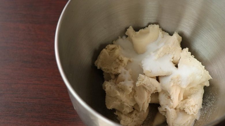 妃娟100%中种北海道醇奶吐司,混合所有主面团材料，将发好的种面撕成小块加入主面团一起揉，直到能拉出薄膜