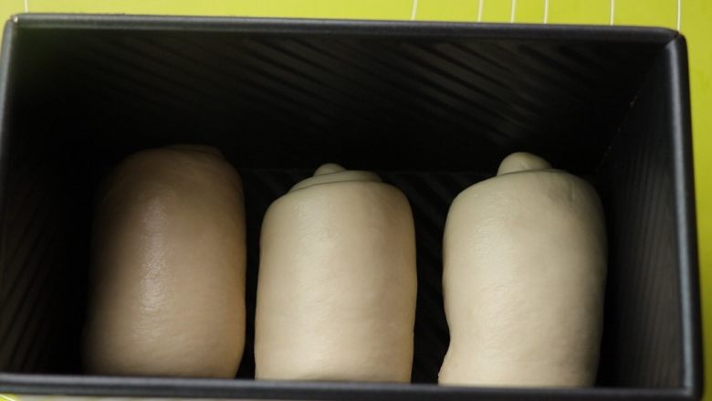 妃娟100%中种北海道醇奶吐司,入模，放入烤箱发酵，放热水确保湿度