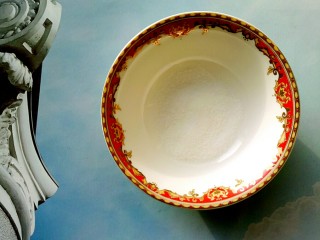 香脆饺子皮葱油饼,取两勺盐在小碗里备用