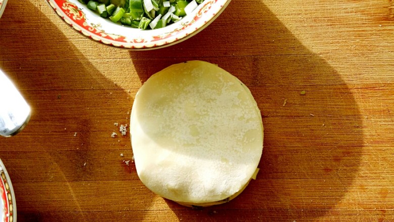香脆饺子皮葱油饼,最后盖上第六张饺子皮，用手按压一下