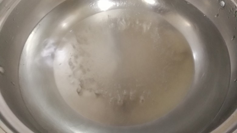 圆土豆+速拌炝土豆丝,锅里放清水烧开，