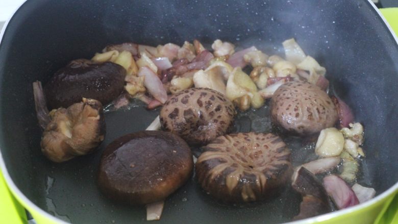 蚝油花菇 比肉都香,泡好的花菇去根儿丢下锅烧出香味。
