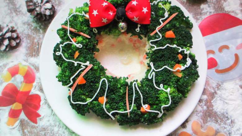 圣诞花环,再在西兰花上放上胡萝卜丁、火腿肠、挤上沙拉酱装饰。