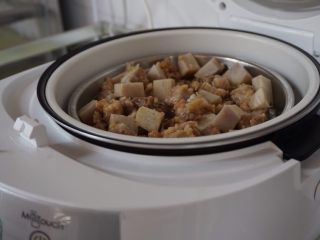 芋头蒸排骨,放在碟子上，再放入电饭锅里，与米饭一起煮