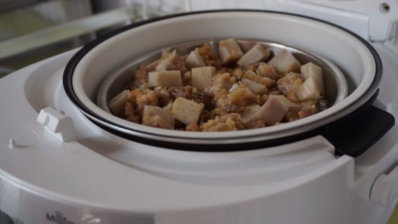 芋头蒸排骨,放在碟子上，再放入电饭锅里，与米饭一起煮