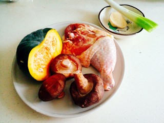 健康蒸菜～南瓜香菇蒸滑鸡,所需食材备齐