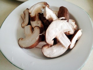 健康蒸菜～南瓜香菇蒸滑鸡,香菇切片