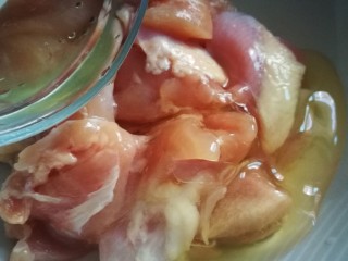 健康蒸菜～南瓜香菇蒸滑鸡,鸡块中放入蛋清拌匀