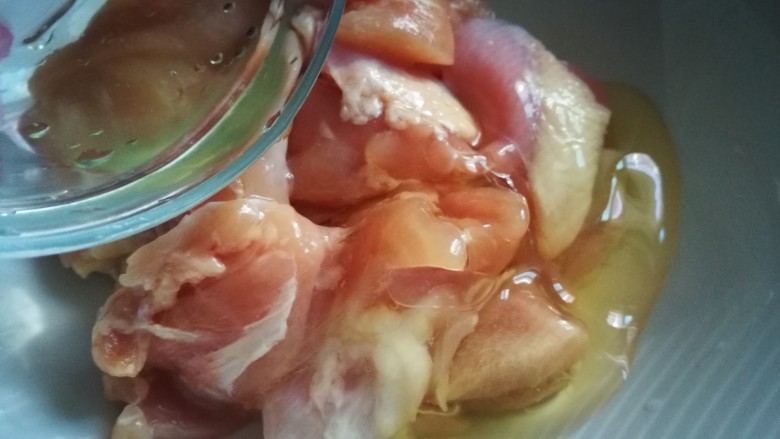 健康蒸菜～南瓜香菇蒸滑鸡,鸡块中放入蛋清拌匀