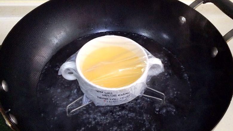 磷虾蒸蛋羹,盖上保鲜膜，待锅内水烧开，把磷虾鸡蛋液放入锅内，盖好锅盖蒸15分钟即可。