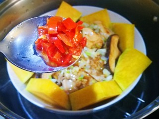 健康蒸菜～南瓜香菇蒸滑鸡,加少许剁椒 水开后蒸15-20分钟
