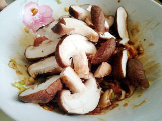 健康蒸菜～南瓜香菇蒸滑鸡,加入蘑菇片 腌制一会儿