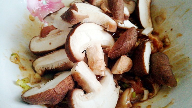 健康蒸菜～南瓜香菇蒸滑鸡,加入蘑菇片 腌制一会儿