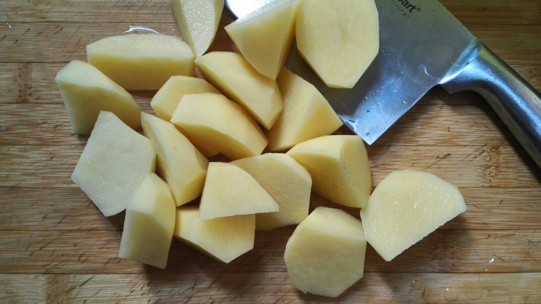 圆土豆+爆浆拉丝土豆球,土豆去皮洗净，切滚刀块（实际只用了4个土豆）。