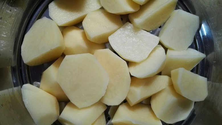 圆土豆+爆浆拉丝土豆球,把切好的土豆块放入蒸锅。