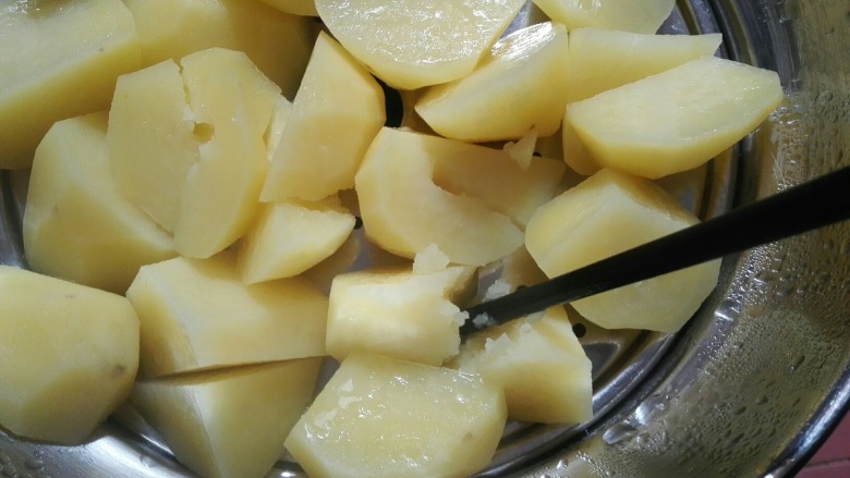 圆土豆+爆浆拉丝土豆球,蒸大约30分钟左右（用筷子可以轻轻插过即可）。