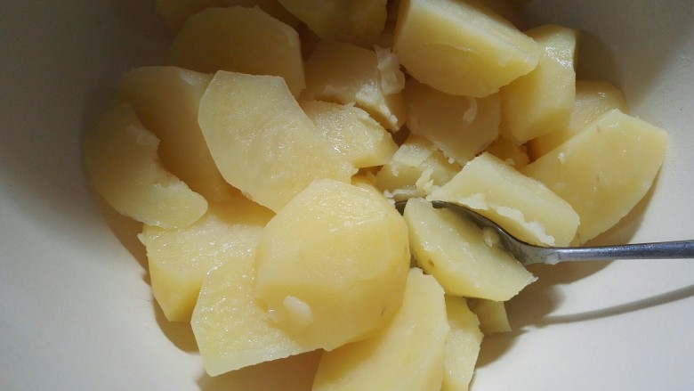 圆土豆+爆浆拉丝土豆球,把蒸熟的土豆块放入盆中。