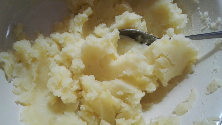 圆土豆+爆浆拉丝土豆球,用勺子压成泥。