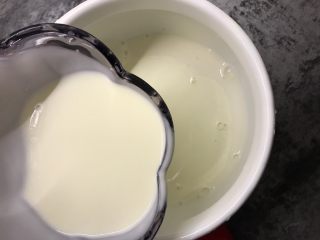 蜜豆蛋挞,牛奶、淡奶油倒入奶锅