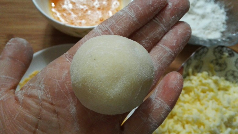 圆土豆+爆浆拉丝土豆球,手上再摸一点点面粉搓圆。